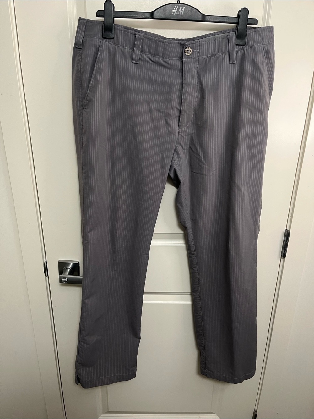 Under Armour Men’s Gray Pinstriped Golf Pants in size 40x32